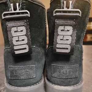 Genuine Ugg Classic Mini Logo Zip Black 7